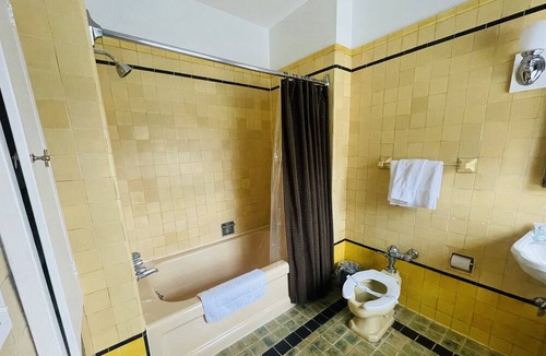 Clemmons Apartment | Walnut Room 2 double - Non- Smoking- No Pet