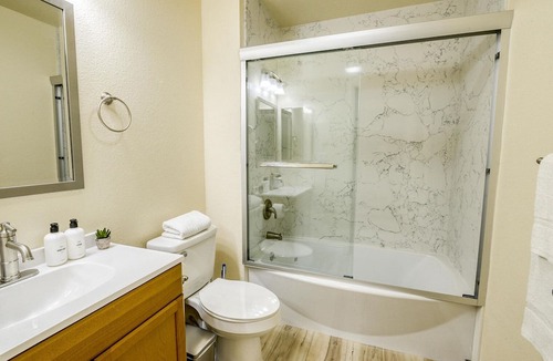 Fremont Apartment | Airy Fremont 2BR w/ Elevator & A/C, nr BART & Restaurants, by Blueground