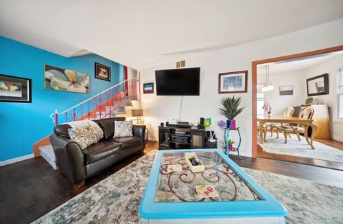 Mayfield Heights House | Colorful and Charming 3b 1b