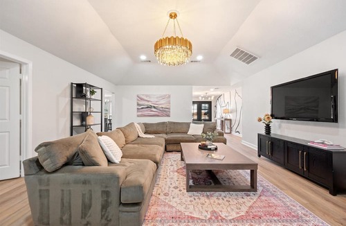 Grapevine House | A designer's dream, incredible location, spacious and cozy!