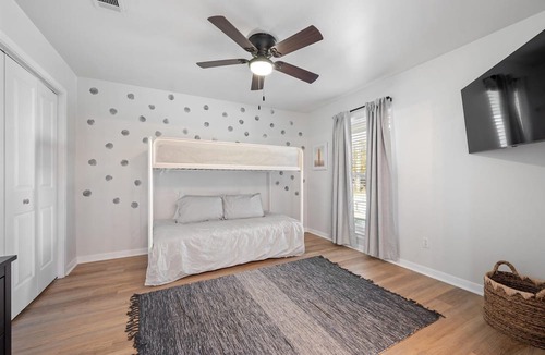 Grapevine House | A designer's dream, incredible location, spacious and cozy!