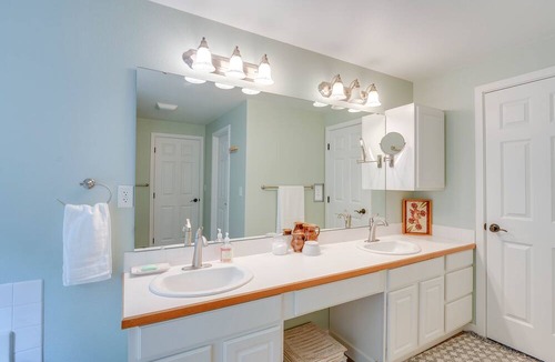 Sudden Valley House | Charming Bellingham Home: Backyard, Walk to Beach!