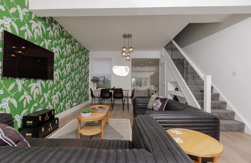 Caerphilly House | 82 Van Road, Caerphilly 3 Bed