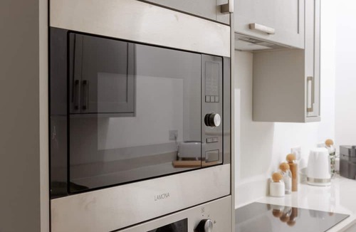 Caerphilly House | 82 Van Road, Caerphilly 3 Bed