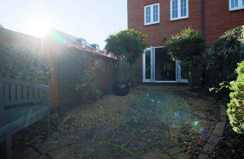 Magor House | Seymour Way (Stunning 4 bed with FREE parking)