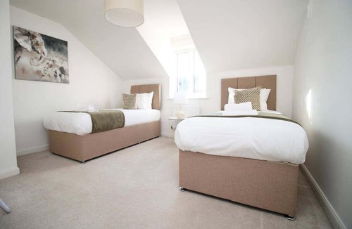 Magor House | Seymour Way (Stunning 4 bed with FREE parking)