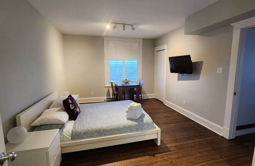 Paine-Sec Apartment | La Juliette - Private Bathroom and Balcony