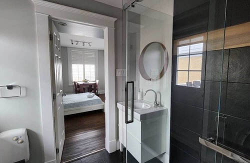 Paine-Sec Apartment | La Juliette - Private Bathroom and Balcony