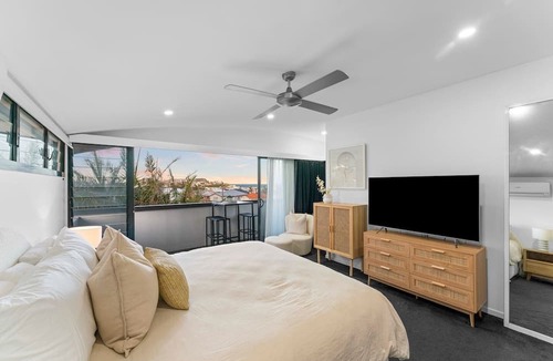 Merewether House | Sundown Serenity Coastal Comfort at Merewether