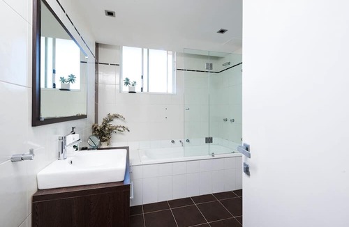 Waverley Apartment | 2 Bdrm Apt Walk to Bronte Beach & Bondi Junction