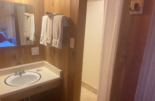 Glenwood Springs Cabin | North Facing Room #9