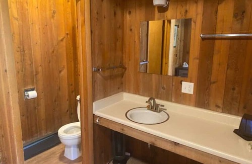 Glenwood Springs Cabin | North Facing Room #11
