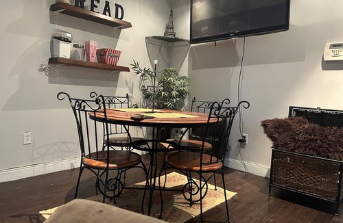 Hamilton Cottage | Rest an Relax in Dundas Cottage