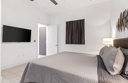 Cedars Apartment | Amazing Views /King Bed