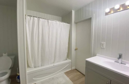 Cornwall House | Private Queen Bedroom on the Upper Decks—8 minutes walk to the Waterfront!