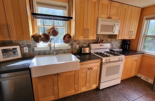 Lyndhurst House | Looking for a roomate Queen Bed