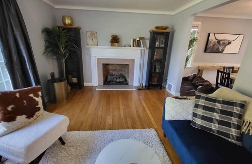 Lyndhurst House | Looking for a roomate Queen Bed