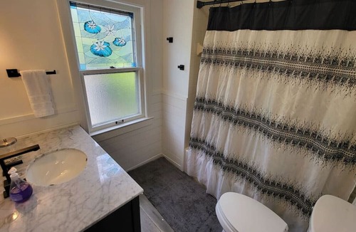 Lyndhurst House | Looking for a roomate Queen Bed