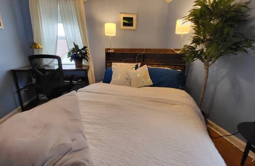 Lyndhurst House | Looking for a roomate Queen Bed