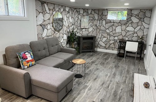 Hespeler House | Adorable 1 bedroom suite with kitchen & fireplace