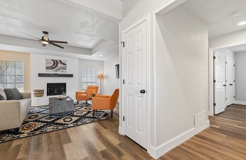 Tarrant County House | Stylish Totally Updated - Ideal for Small Groups