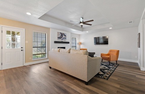 Tarrant County House | Stylish Totally Updated - Ideal for Small Groups