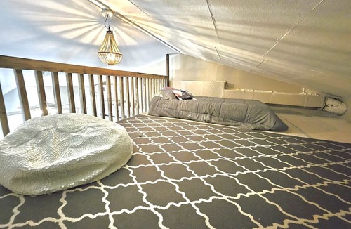 Vance Jackson Cottage | Charming Guesthouse-Centrally Located