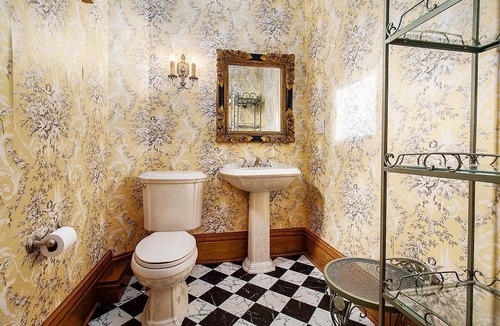 Manistee Bed & Breakfast | The Chandelier Bed & Breakfast