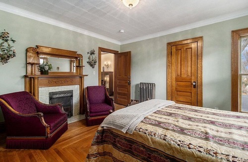 Manistee Bed & Breakfast | The Chandelier Bed & Breakfast