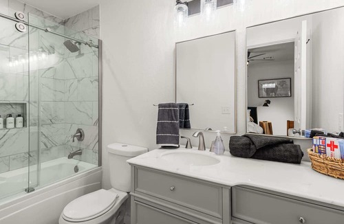 Bentonville House | Great for Couples+Hot Tub+5 Min to Downtown+King