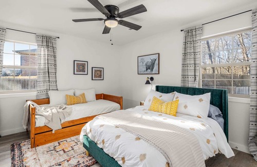 Bentonville House | Great for Couples+Hot Tub+5 Min to Downtown+King