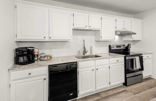 Bentonville House | Great for Couples+Hot Tub+5 Min to Downtown+King