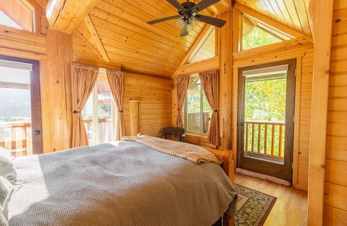 Garden Valley Cabin | Picturesque and Singular Cabin