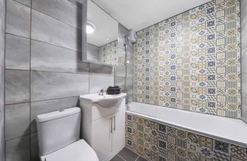 Marlborough Apartment | NEW Modern Gem Apt with Parking