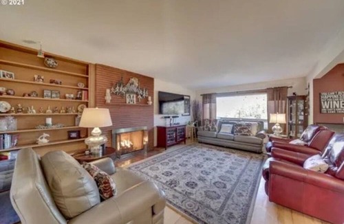 Milwaukie House | Milwaukie home, walking distance to downtown Milwaukie and MAX train.