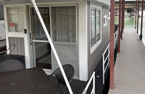 Ardmore Boat Rental | Honeymoon houseboat