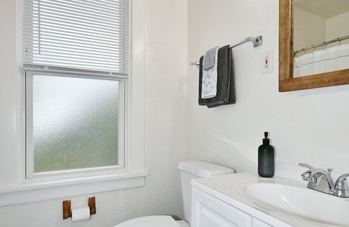 South Hills House | Quiet Hilltop Bungalow Take Train to Acrisure Stadium PNC Park Stage AE & Casino