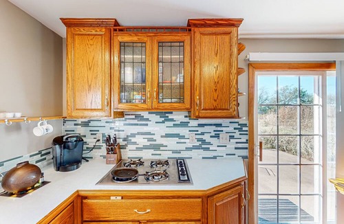 Tower Heights Cottage | Vintage Route 66 cottage with deck, views, yard games - near downtown