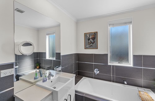 Mount Wellington Cottage | Central Haven - Stonefields Holiday Townhouse