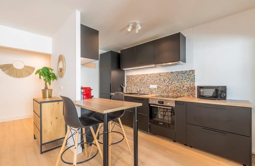 La Madeleine Apartment | 2 bedroom balcony near tram station + parking