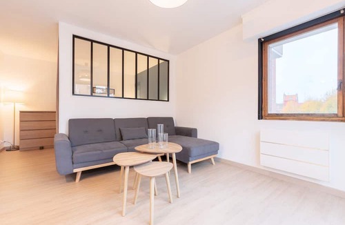 Faubourg de Bethune Apartment | Fully equipped apartment with parking and balcony!