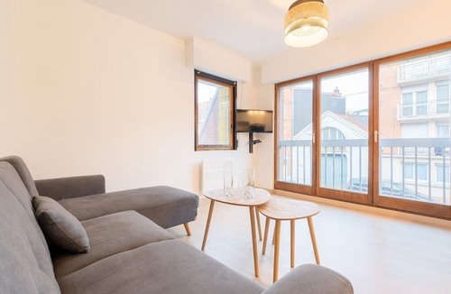 Faubourg de Bethune Apartment | Fully equipped apartment with parking and balcony!