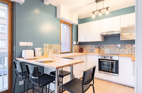 Faubourg de Bethune Apartment | Fully equipped apartment with parking and balcony!