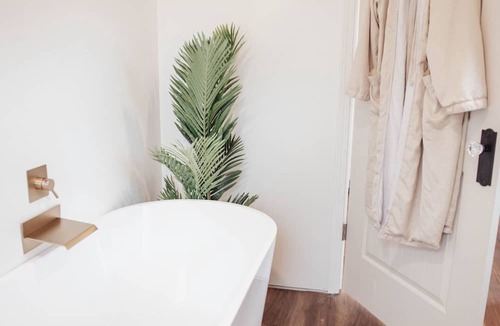 Jefferson City Apartment | Private Greenhouse Style Guesthouse! 15 min from the lakes and close to gburg!