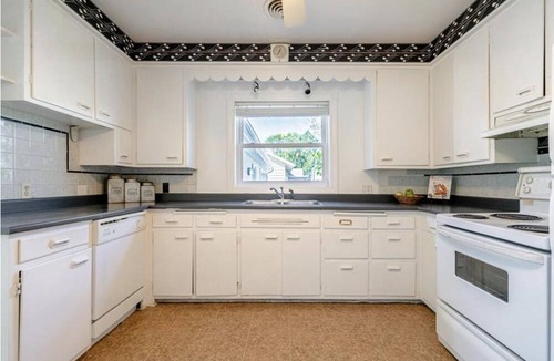 Harwich Cottage | Lake Erie Waterfront Cottage w/firepit, 5 min from erieau beach .
