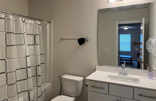 East Raleigh House | 10-12 min. from Downtown, Wake Med, NCSU. Close to Research Triangle & Airport.