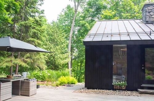 Huntsville Ski Chalet | Hidden Valley: Minimalist Design - Skiing, Hot Tub