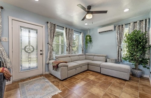 Quinlan House | Your Lakefront Retreat Awaits