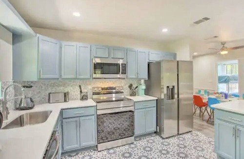 Quinlan House | Your Dream Getaway by the Water's Edge