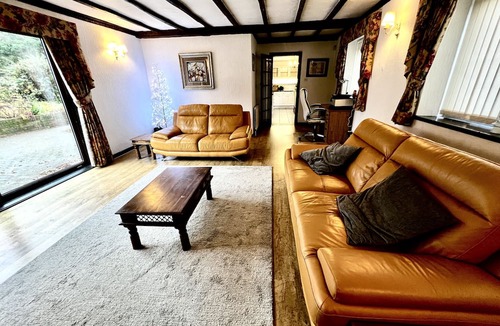 Waterlooville House | 15th Century Thatched Cottage with Pool